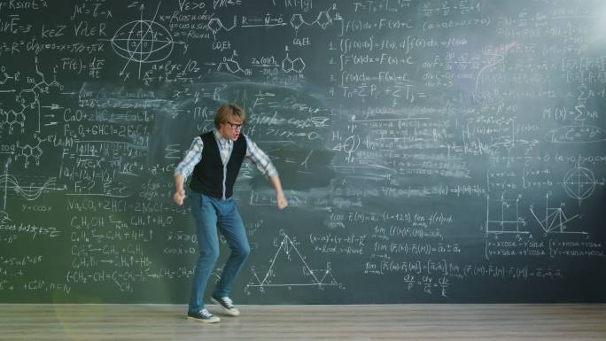 科学家成功算出公式然后在课堂上跳舞