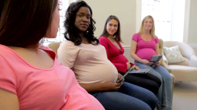孕妇在产前培训班开会