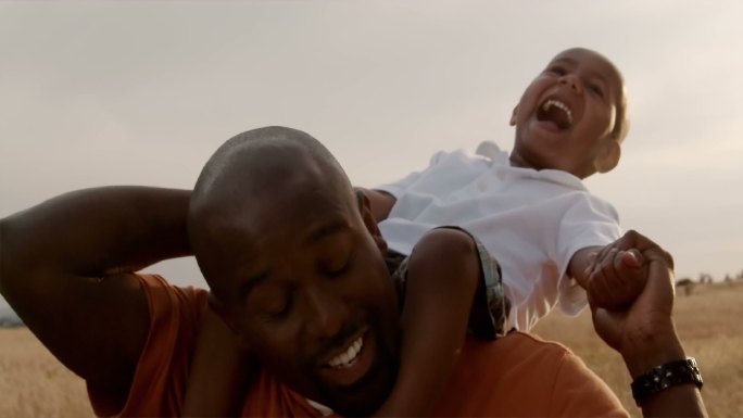 快乐的非洲父子黑人父子儿童孩子亲情