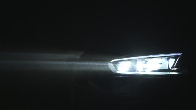 浓雾中的夜间驾驶车辆大灯车灯