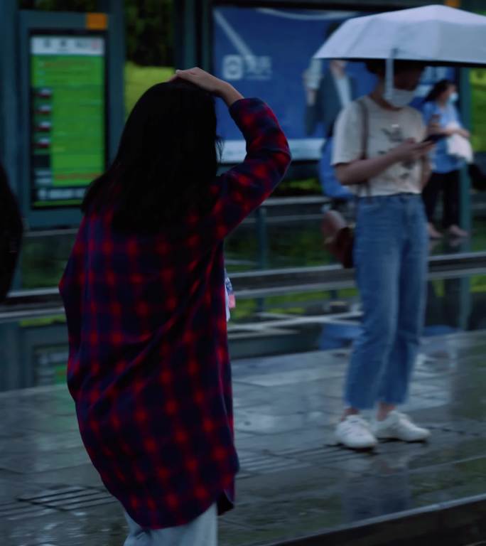 【竖屏】女子下雨天去公交站等车
