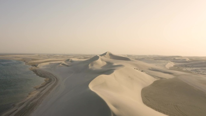 卡塔尔沙丘和海滩鸟瞰图