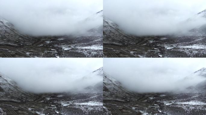雪山之间云雾缭绕