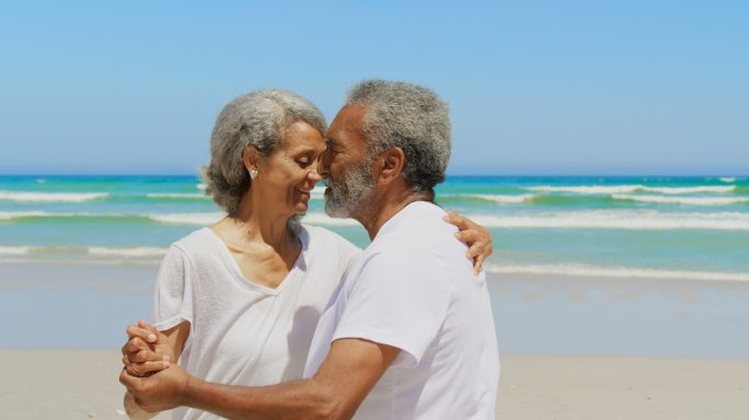 老年夫妇在海滩上共舞