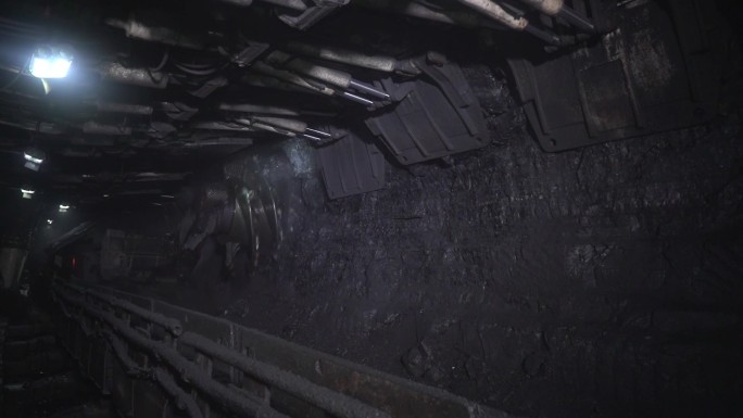 地下采煤的镜头