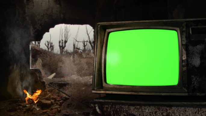 靠近篝火的旧电视绿色屏幕。