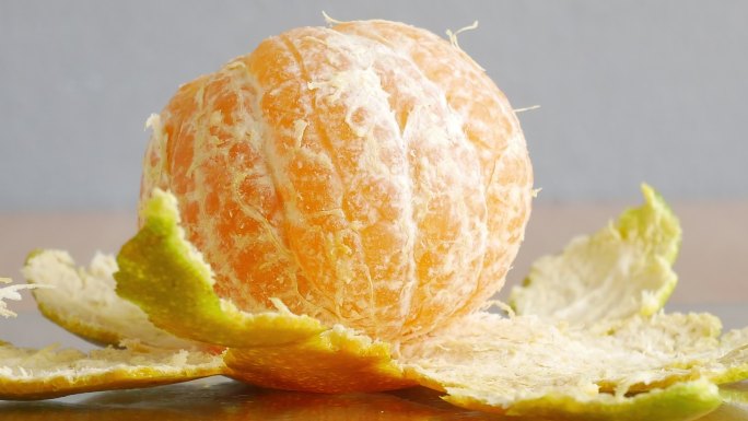 剥橘子皮。水果慢动作入水创意特写主图视频