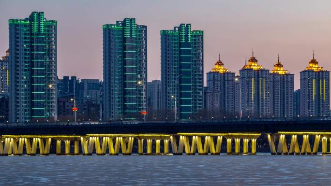 沈阳浑河大桥冬季北方冰河上建筑白天到夜晚