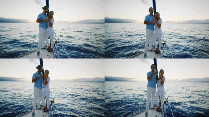 一对情侣在甲板上欣赏海洋美景