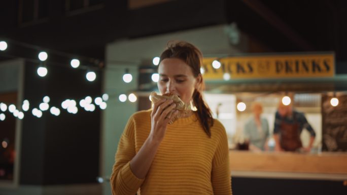 女性带着一个美味的新鲜牛肉汉堡离开