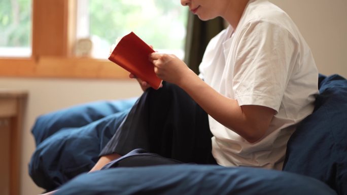 在床上看书的女人读书日常生活居家