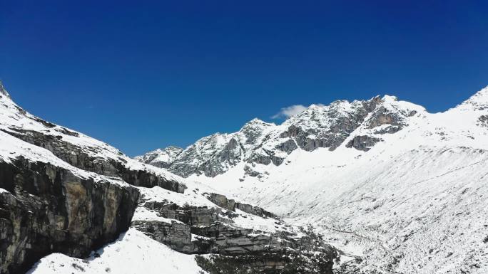 航拍稻城亚丁雪山牛奶海