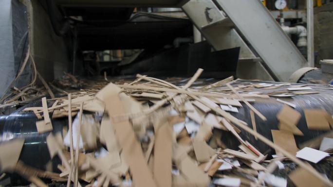 工厂生产线运输的废纸堆