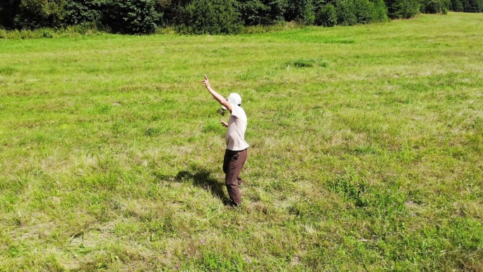 戴着防毒面具的人在绿色草地上户外跳舞