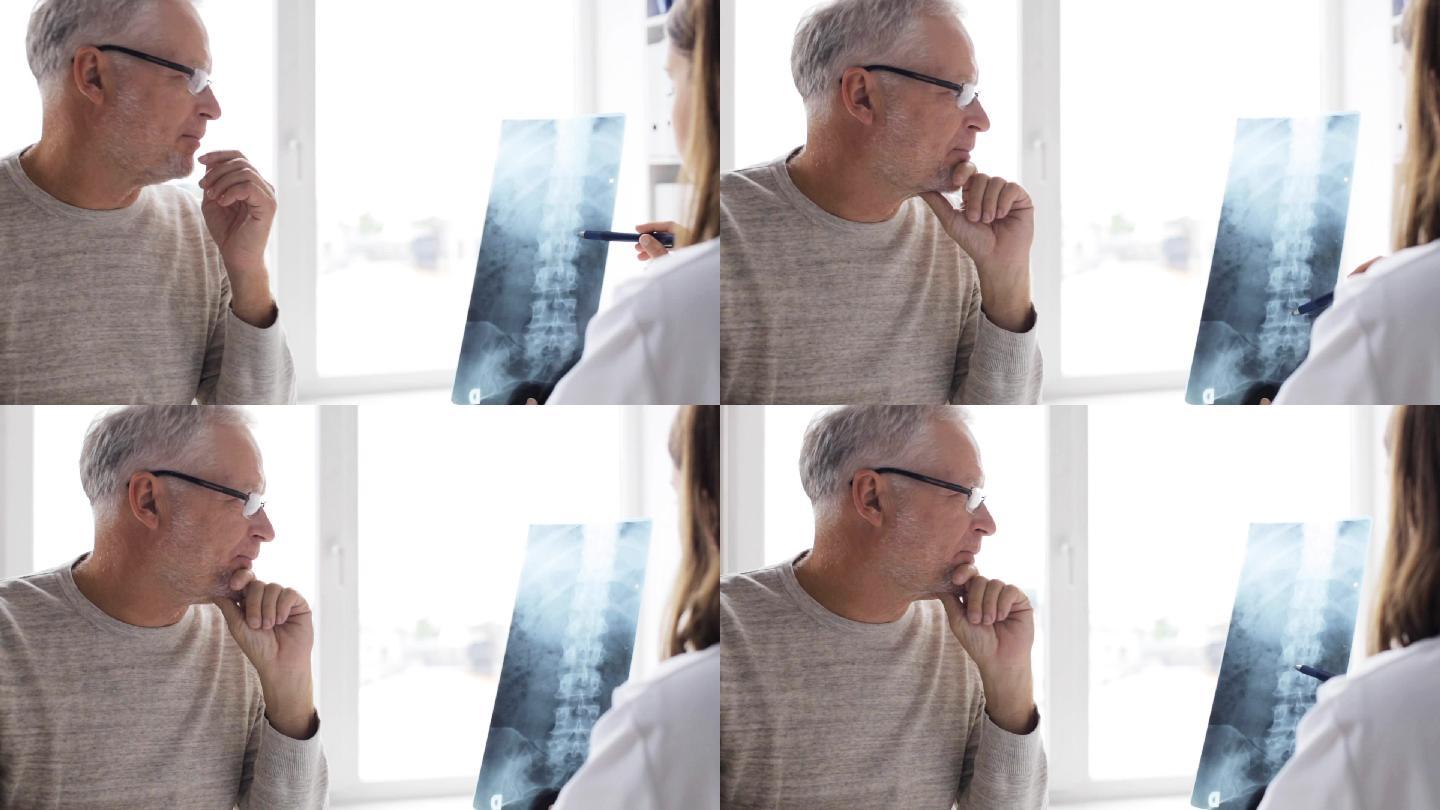 医医生在医院向老人展示脊椎x光片