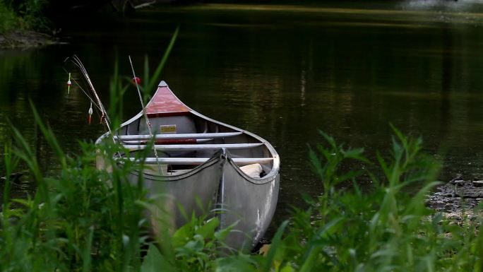 河岸上漂浮的独木舟。