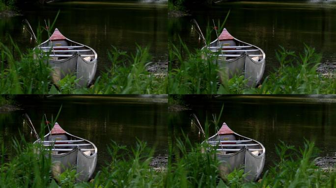 河岸上漂浮的独木舟。