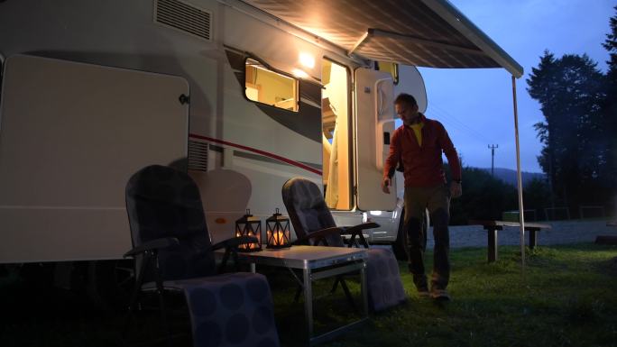 露营地房车和帐篷宿营自驾游实拍视频素材度