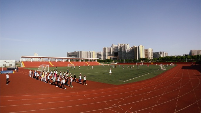 大学体育课学生跑步跳绳打篮球踢足球