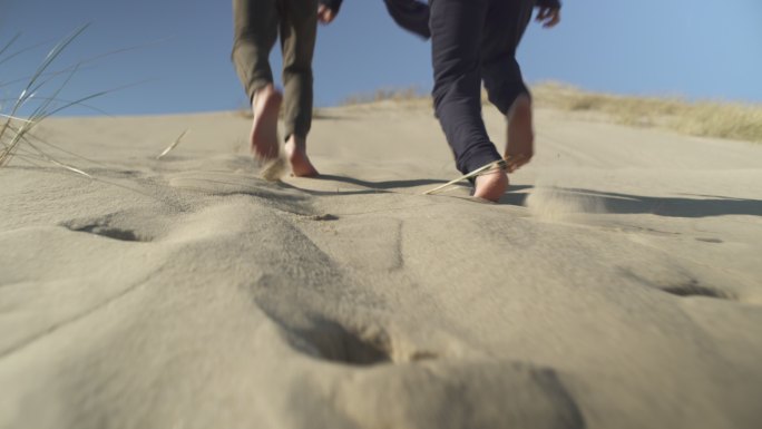朋友在沙丘上玩耍脚步泥沙光脚丫