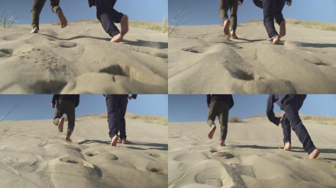 朋友在沙丘上玩耍脚步泥沙光脚丫