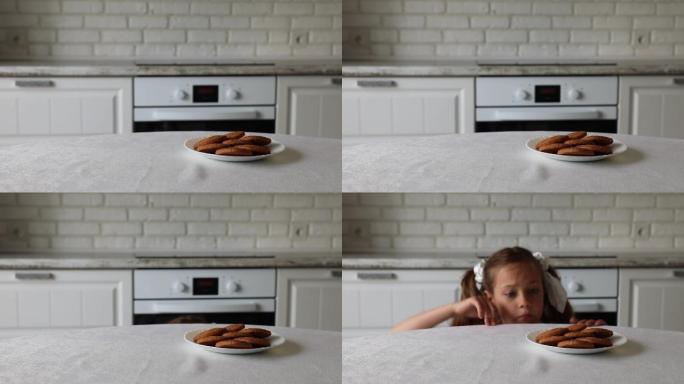 漂亮的小女孩偷饼干。