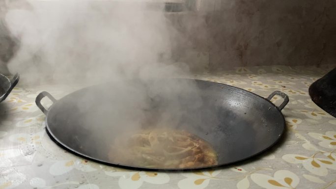 乡村烟火气息：大铁锅煮菜热气腾腾香喷喷
