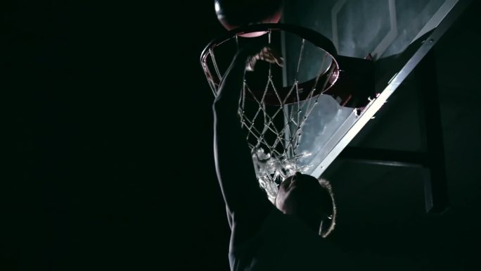 篮球运动科比打球凌晨投篮夜晚练球