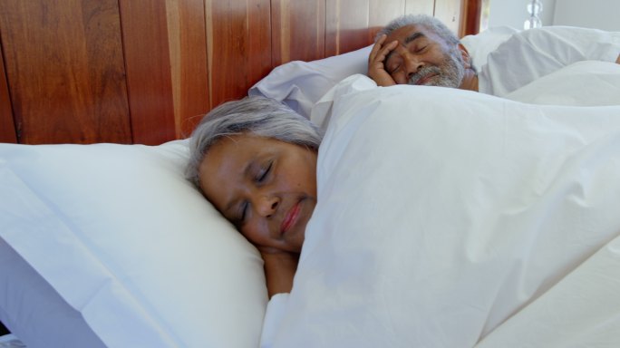 熟睡的老年夫妇关爱老年敬老院养老院空巢老