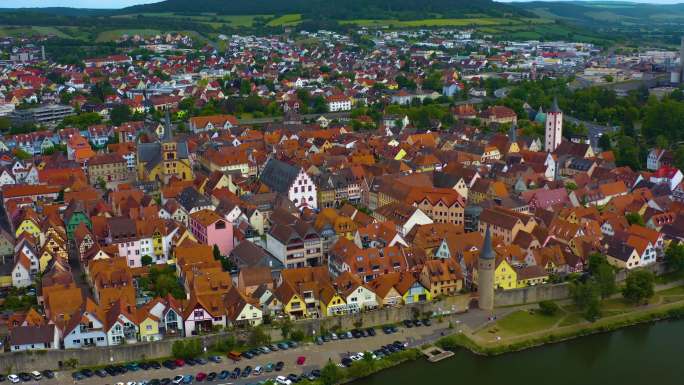 巴伐利亚州卡尔斯塔特市旧城鸟瞰图。