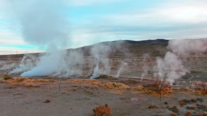 内华达沙漠的地热蒸汽喷口