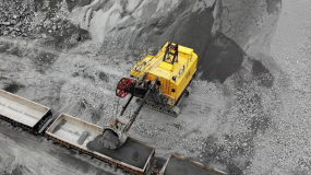 航拍矿石矿粉装车视频素材