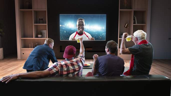 一群球迷正在电视上观看足球比赛