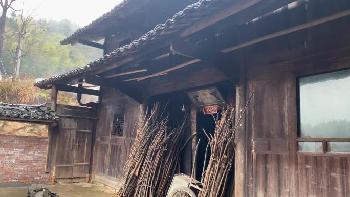 乡村气息：下雨时小鸡在老木房子屋檐下躲雨