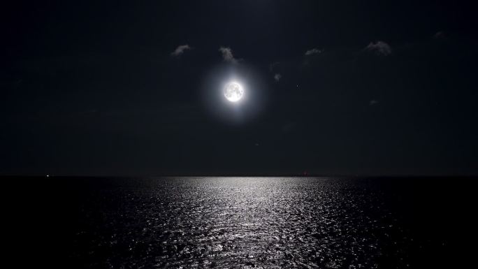 夜晚的满月映在水面上。