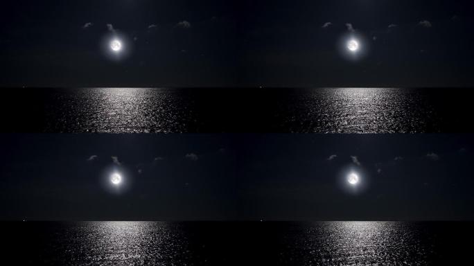 夜晚的满月映在水面上。