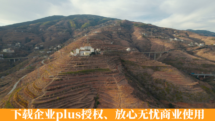 冬季中国西南山区枯黄梯田村寨高速公路桥梁