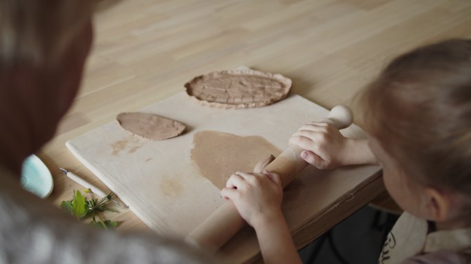 祖母教她的孙女塑造黏土