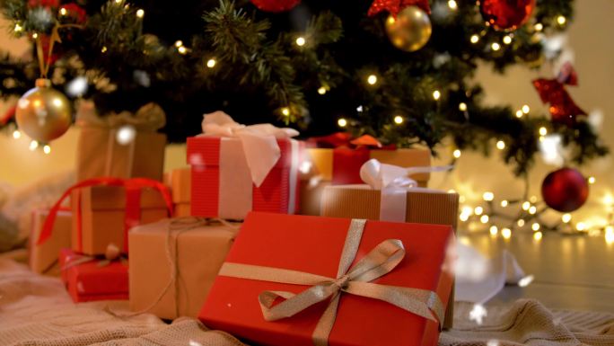 圣诞树下的礼品盒视频素材