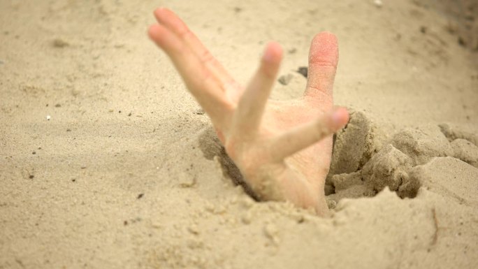 手在流沙坑中下沉
