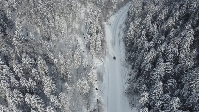 航拍雪景公路