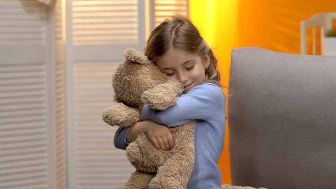 女孩拥抱着泰迪熊洋娃娃可爱小美女小姑娘小