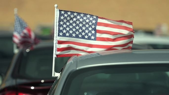 汽车上挂有美国国旗