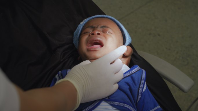 中国医生在非洲医院给儿童看病