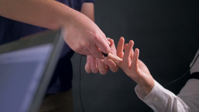 操作者将电极连接到受试者的手指上。