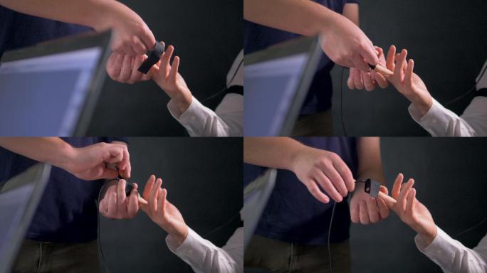 操作者将电极连接到受试者的手指上。