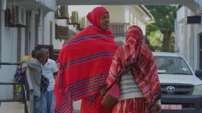 非洲街头穿民族服装的非洲女人
