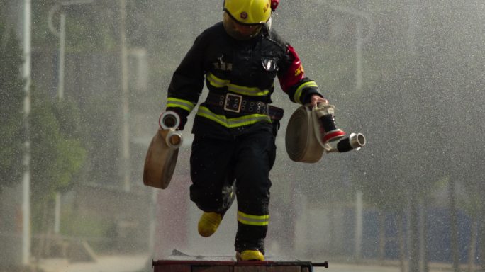 消防员洒水训练