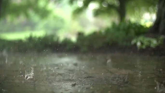 慢镜头，下雨拍打地面