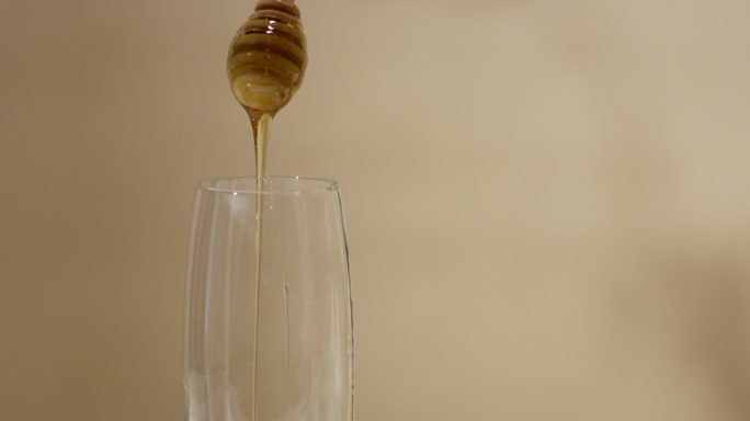 搅拌粘稠的蜂蜜倒入杯中